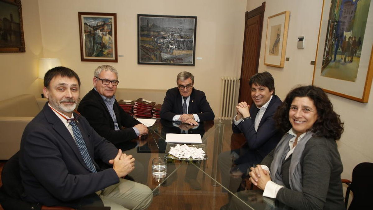 El alcalde recibió ayer a la junta de Sociedad Civil Catalana.