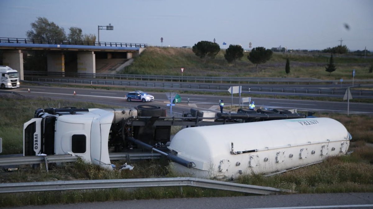 El camión, cargado con maíz, volcó tras salir de la A-2 para enlazar con la carretera de Corbins.