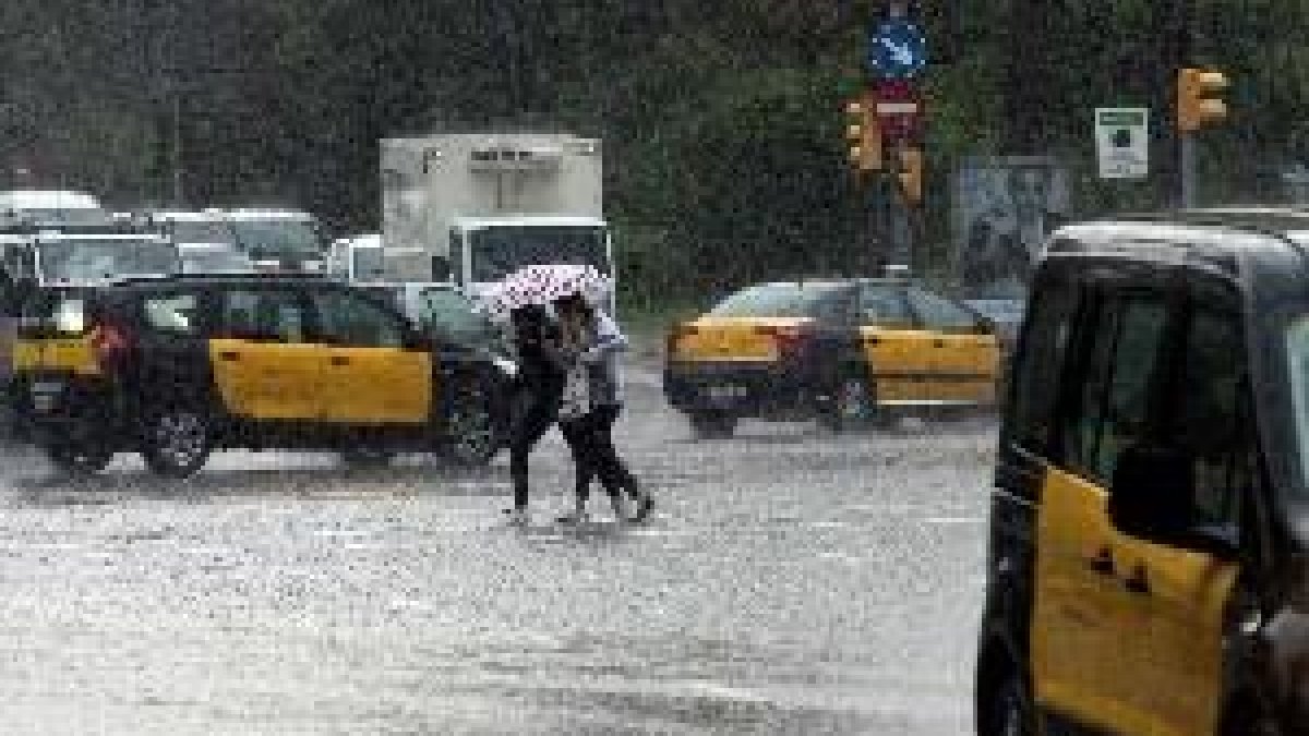 La pluja col·lapsa els accessos a Barcelona i complica la circulació en ciutat