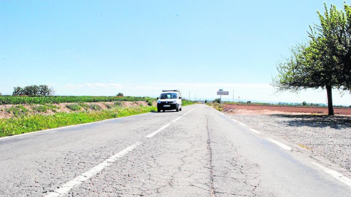 El estado actual de la vía es muy inseguro y lleno de socavones.