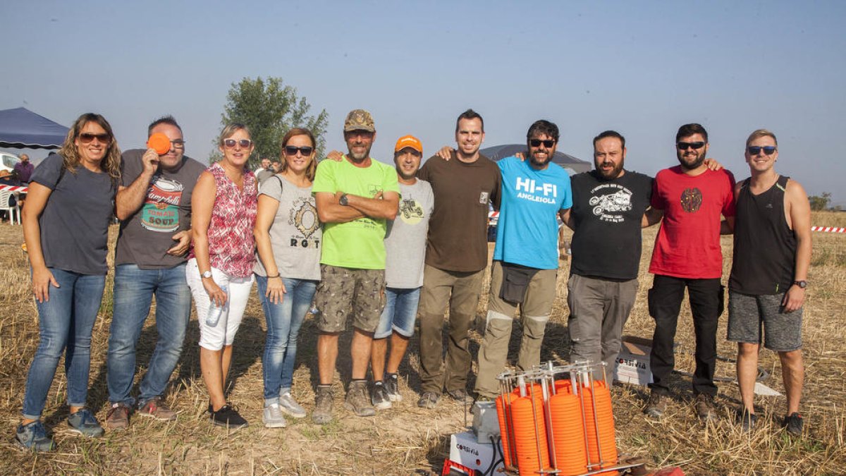 La junta de l’entitat amb l’alcaldessa i alguns edils, ahir al concurs dedicat a Antoni Marimon.