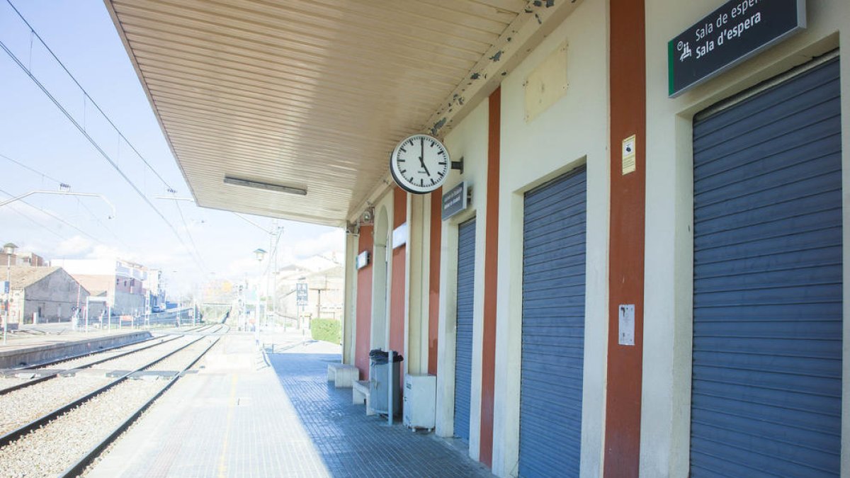 Las persianas de la estación de Tàrrega, que desde hace unos días cierra por las tardes.