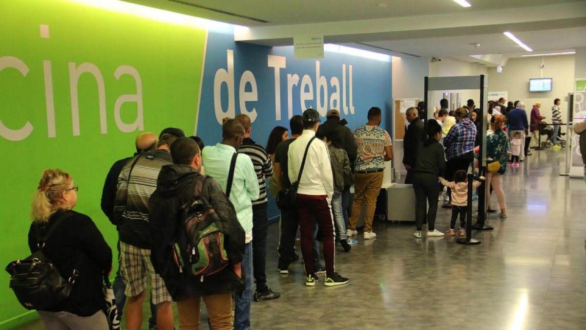 Colas en la oficina del SOC de Lleida el primer día de cita previa.