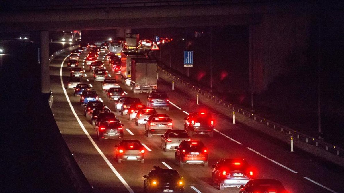 Tres vehicles implicats en un accident de matinada a l'A-2 a Alcarràs