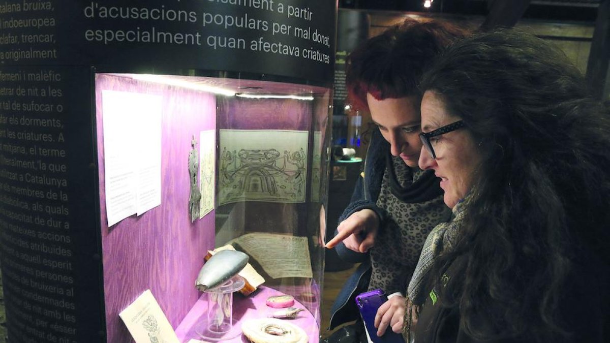 La mostra recull documents i amulets contra les bruixes.