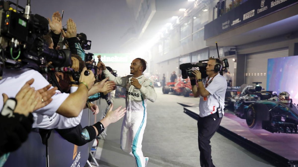 Lewis Hamilton, al baixar del Mercedes ahir, una vegada aconseguida la victòria al circuit urbà de Marina Bay.