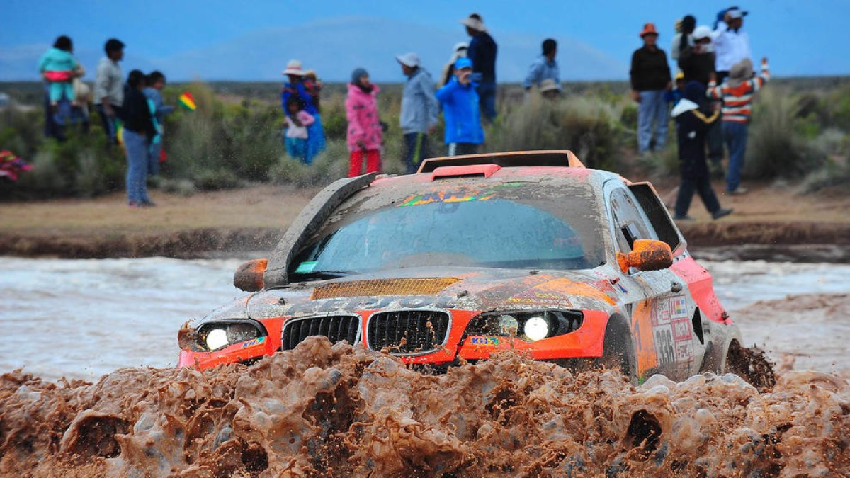 Isidre Esteve supera un dels cabalosos rius que es troben els pilots al Dakar.