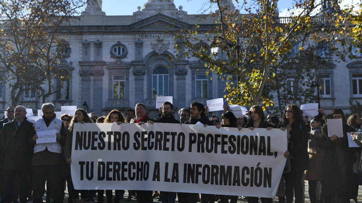 Manifestación de periodistas para reivindicar el secreto profesional, ayer, ante el Supremo.