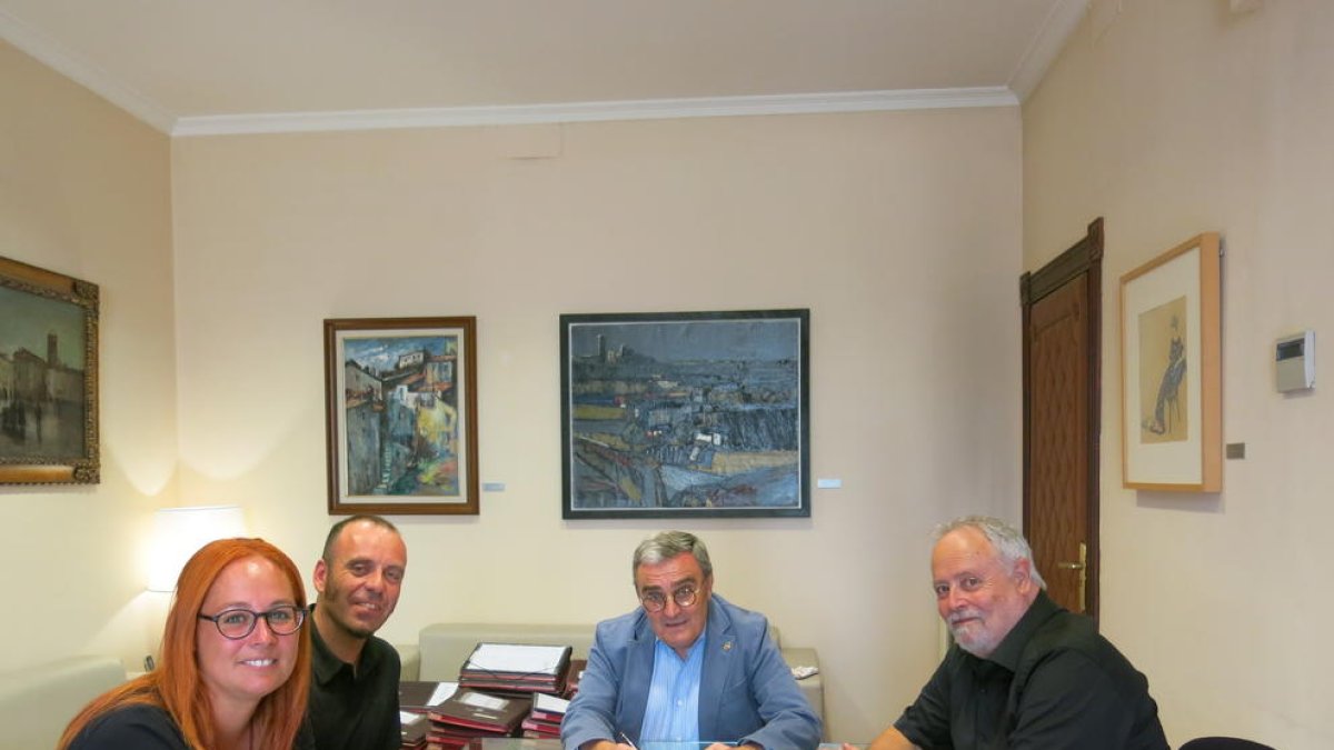 Firma del conveni, ahir amb l’alcalde i responsables del Centre.