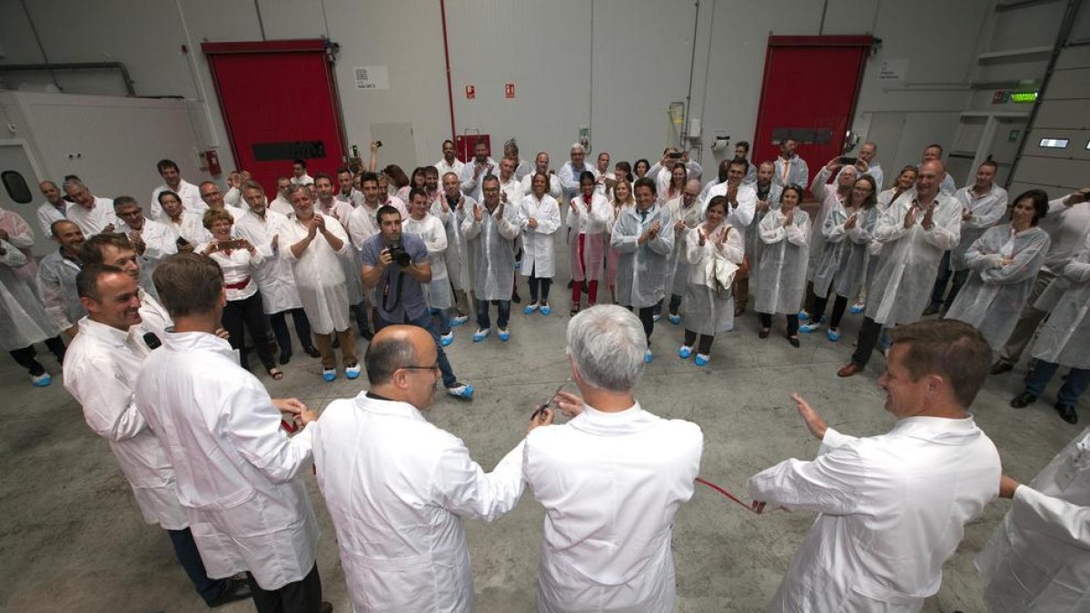 La inaguración ayer con representantes de todo el grupo.