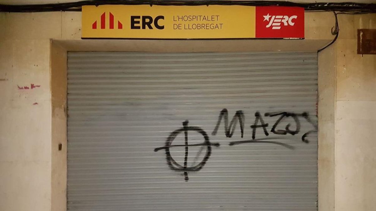 La sede de ERC en L'Hospitalet amanece con una pintada que les llama 