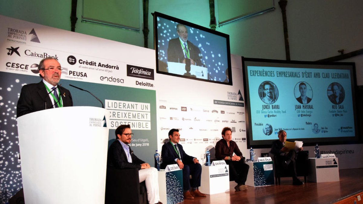 Joan Reñé presentó la mesa redonda de Jordi Barri, Joan Mayoral i Neo Sala, moderada por Lluís Foix.