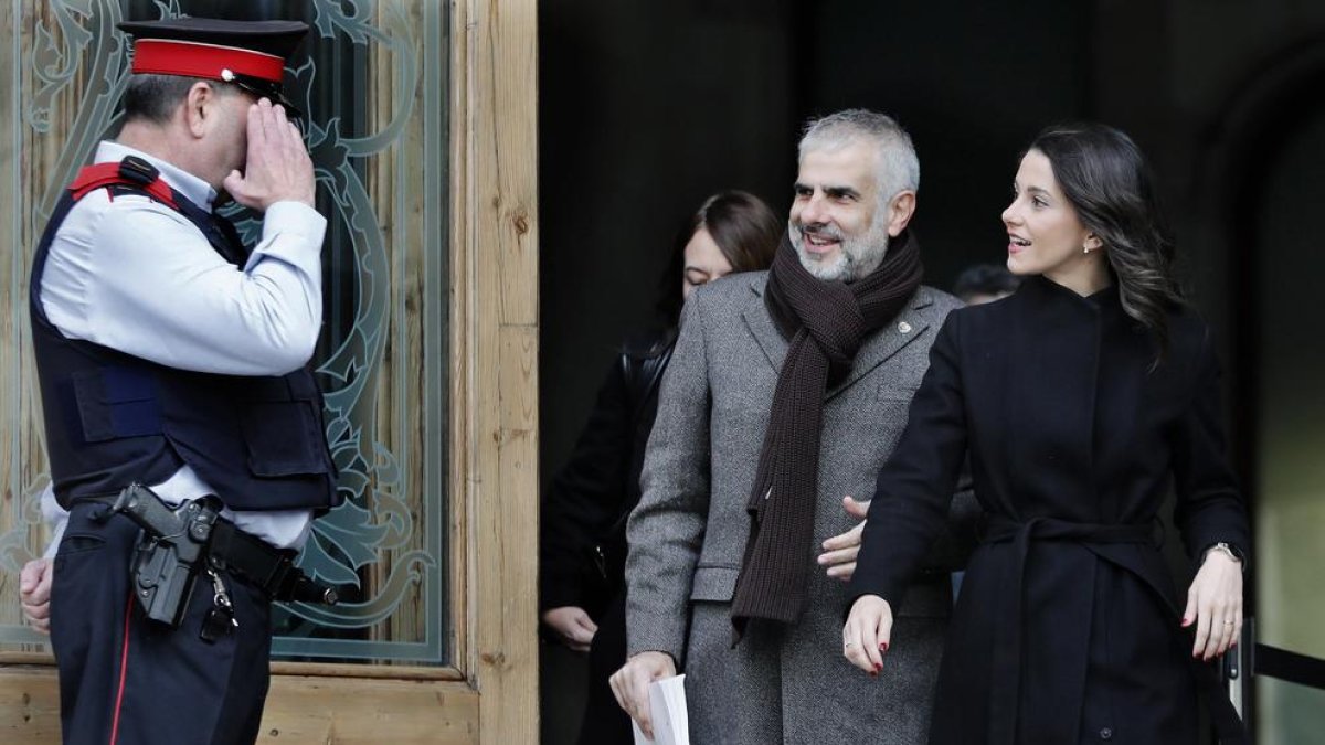 Inés Arrimadas y Carlos Carrizosa saliendo de la sede del Tribunal Superior de Justicia de Catalunya, ayer.