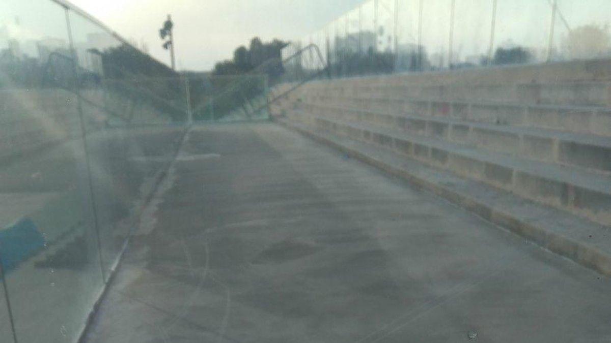 La Paeria canvia rajoles de les escales de la Llotja per una llosa de formigó per evitar trencaments