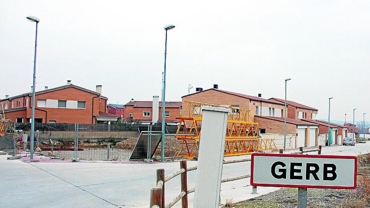 Les dos urbanitzacions es troben al nucli de Gerb.