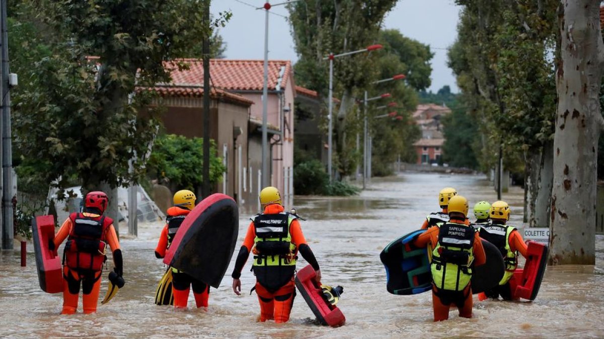 Imagen de un equipo de bomberos trabajando en las operaciones de rescate en Trèbes, Francia, ayer.