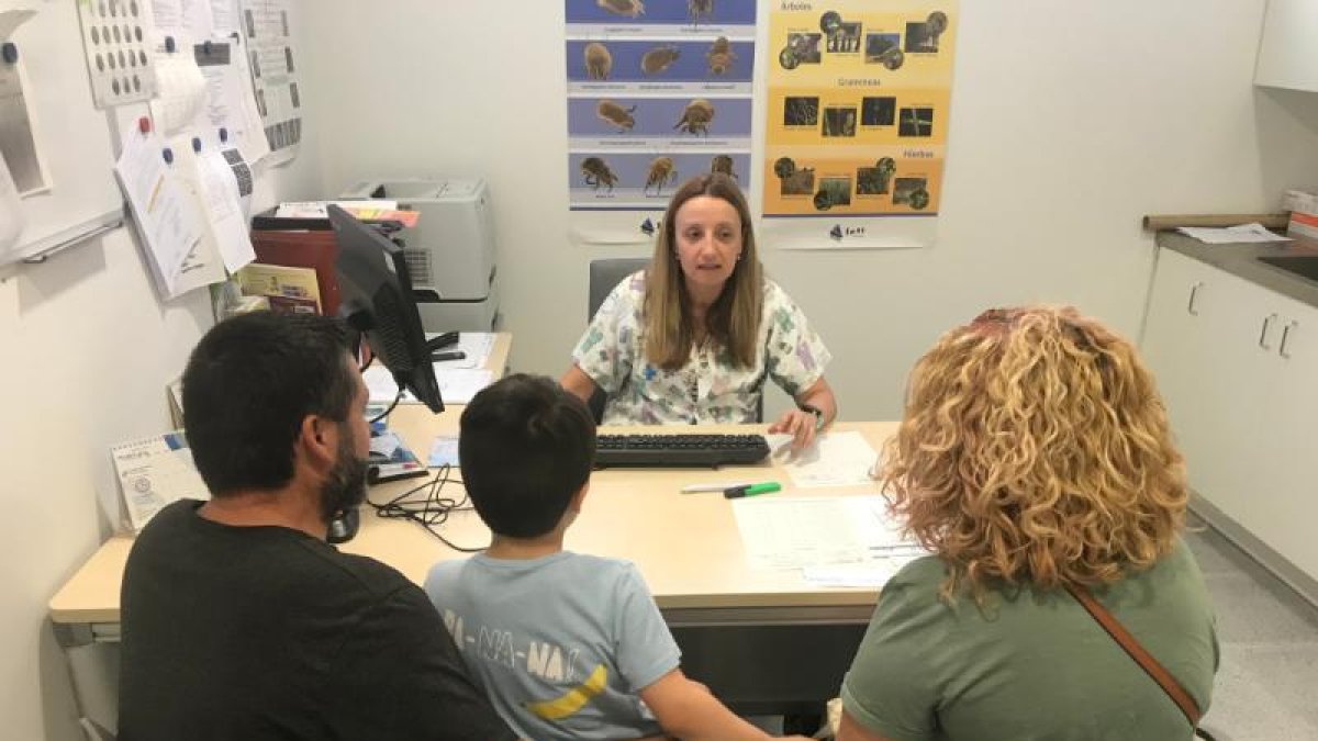 La doctora Gairí, esta semana, atendiendo una consulta en el Arnau por una alergia infantil.