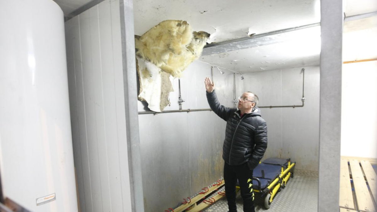 El president de la UE Balàfia, Paco Rodríguez, mostra el sostre d’un dels vestidors que estan tancats.
