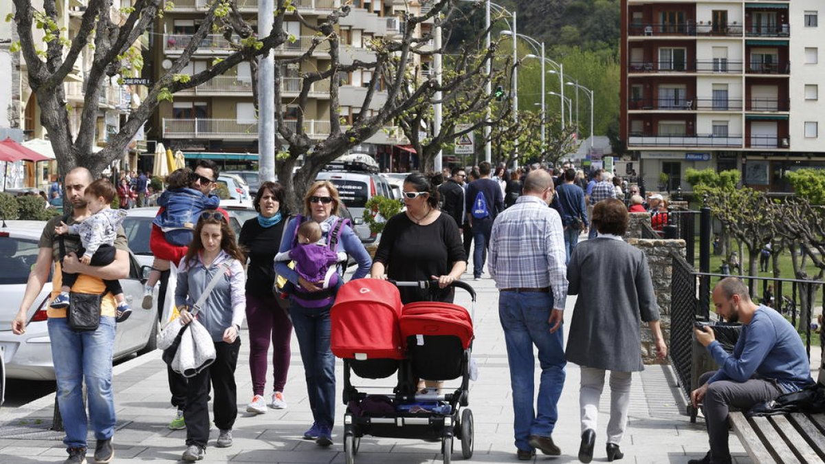 Els turistes omplen els carrers de les capitals de muntanya, com és el cas de Sort, a la foto.