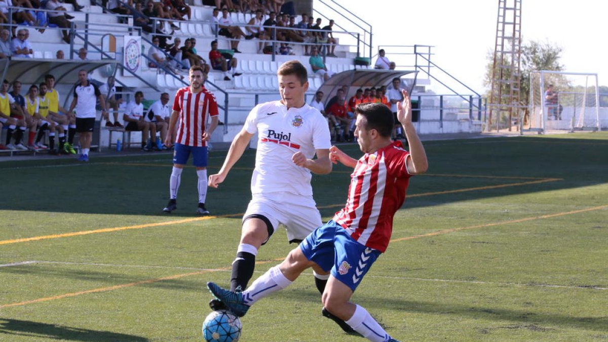 Un jugador del Manresa intenta robar la pilota a un del Borges.