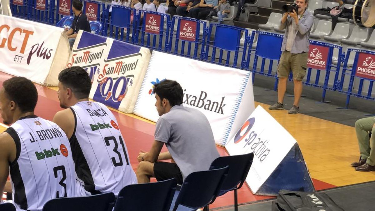 Dos cubos recogen el agua de las goteras en el partido del domingo.