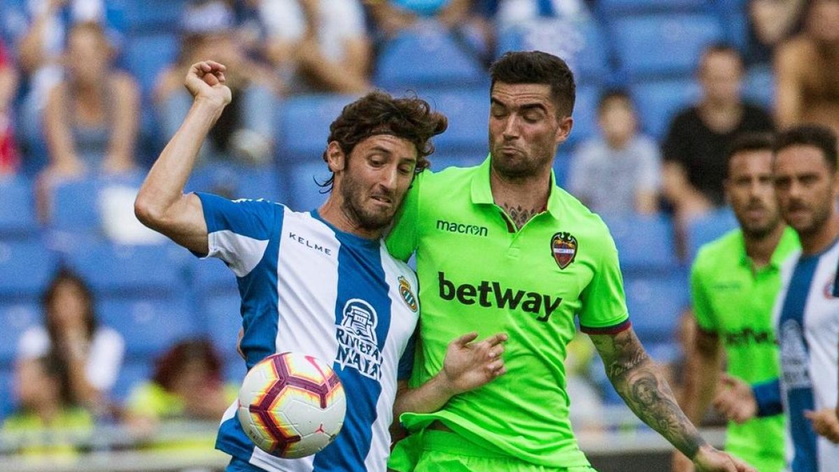 Granero lucha con Jason por el control de un balón.