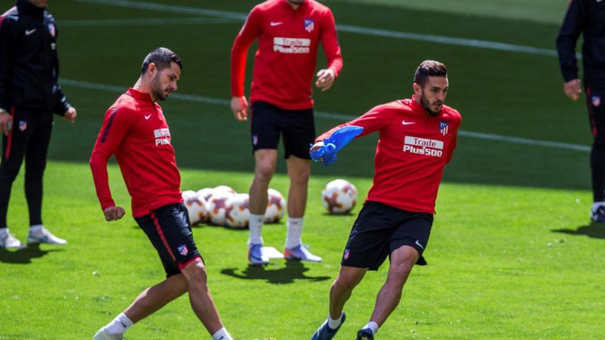 Jugadors de l’Atlètic de Madrid, durant un entrenament previ a la final que juguen avui.