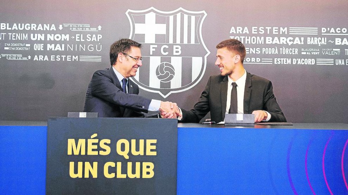 El president, Josep Maria Bartomeu, saluda Lenglet ahir durant la seua presentació.