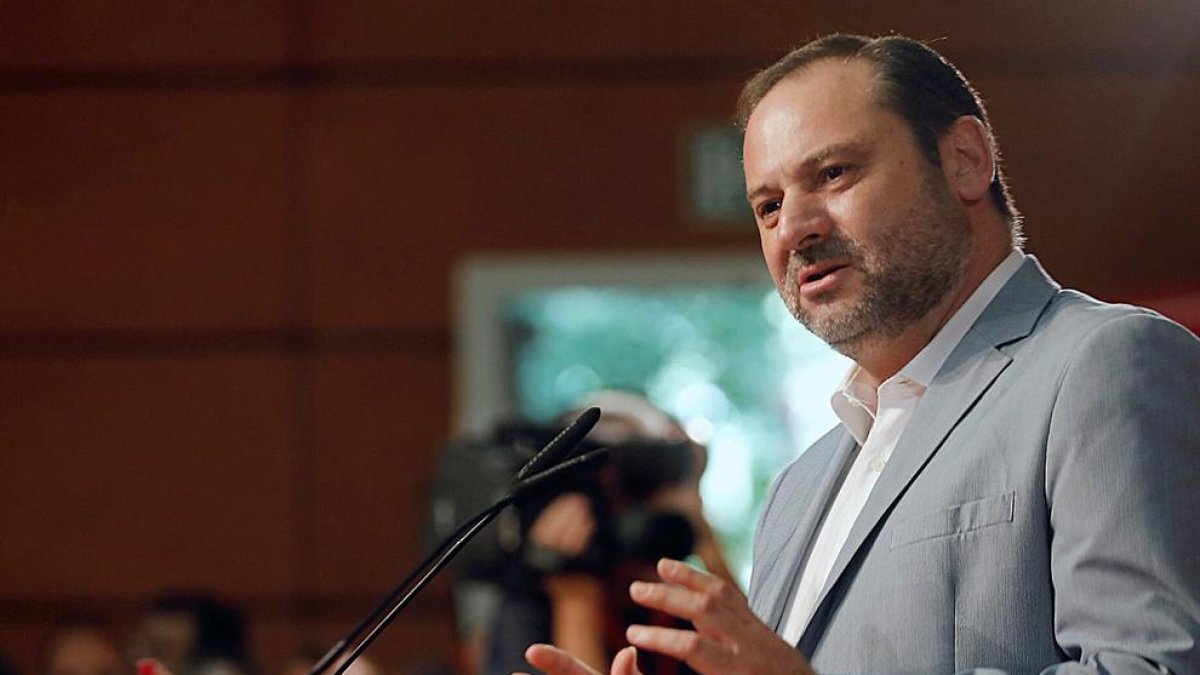 El ministro de Fomento, José Luis Ábalos, ayer en Valencia.