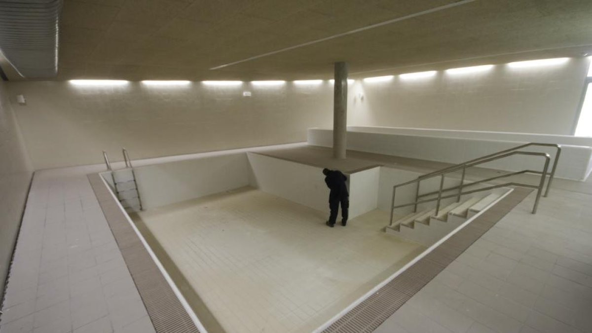 Imagen de archivo del vaso de la piscina mayor, con la otra mucho más alargada al fondo.