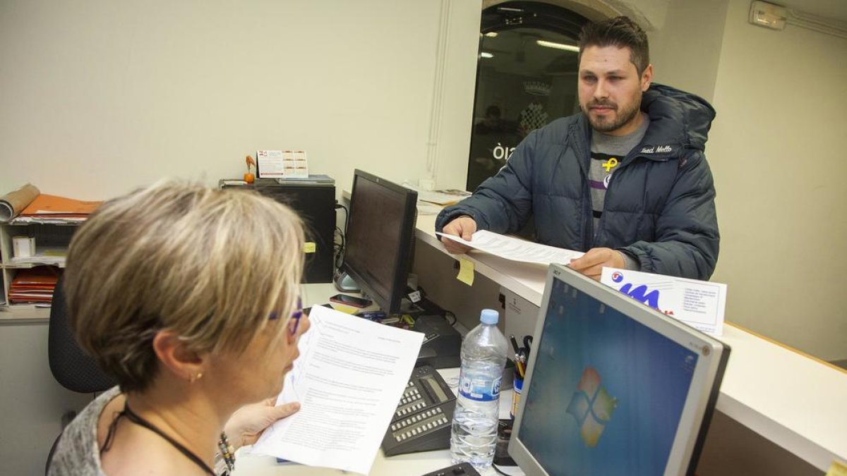 Piera con el documento que registraron en el consell.