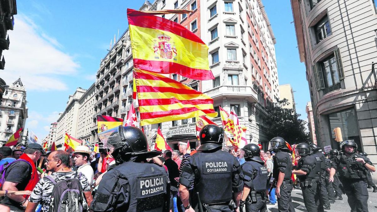 Los Mossos hicieron un cordón de seguridad en Via Laietana para evitar que las dos manifestaciones se juntaran.