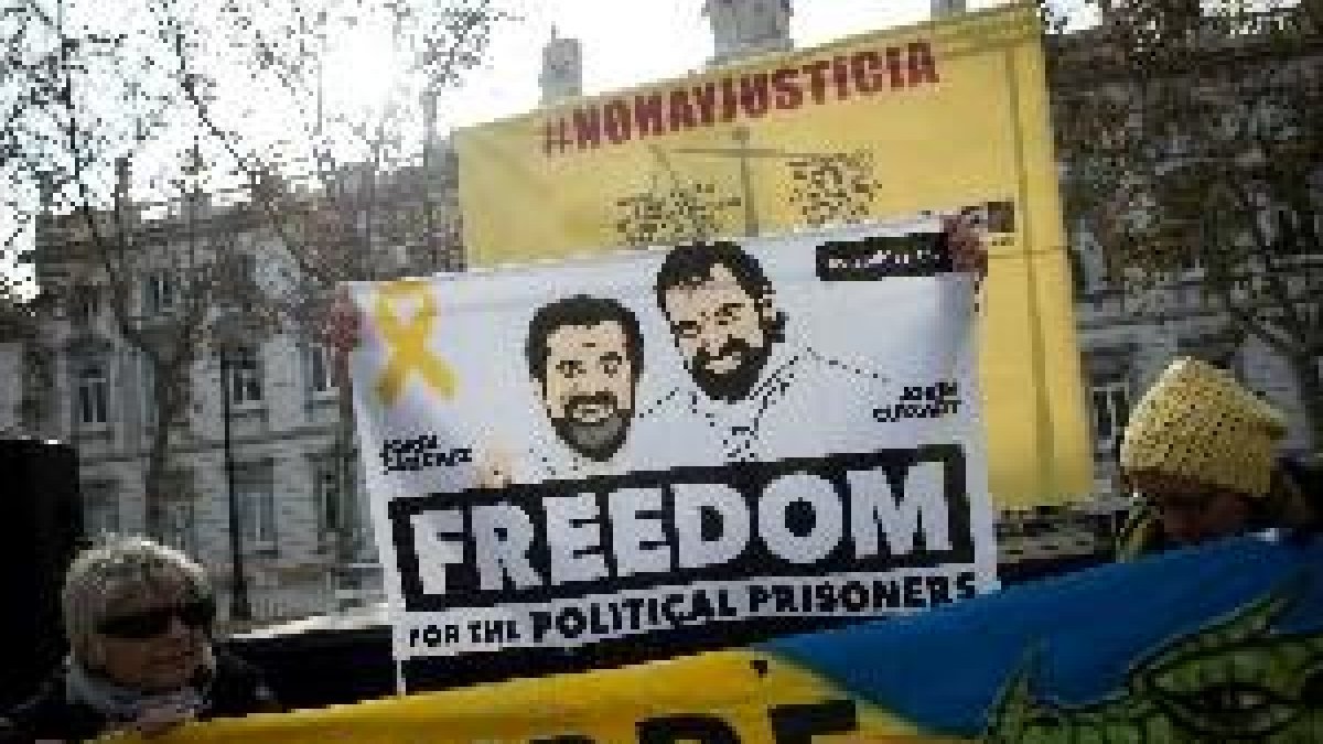 300 manifestants demanen davant del TS l'alliberament dels independentistes presos
