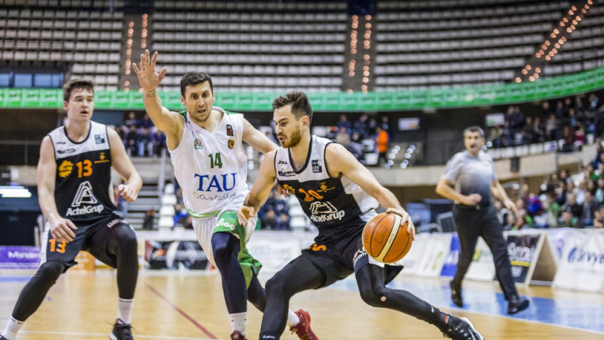 Djukanovic intenta irse del marcaje de Chema García.