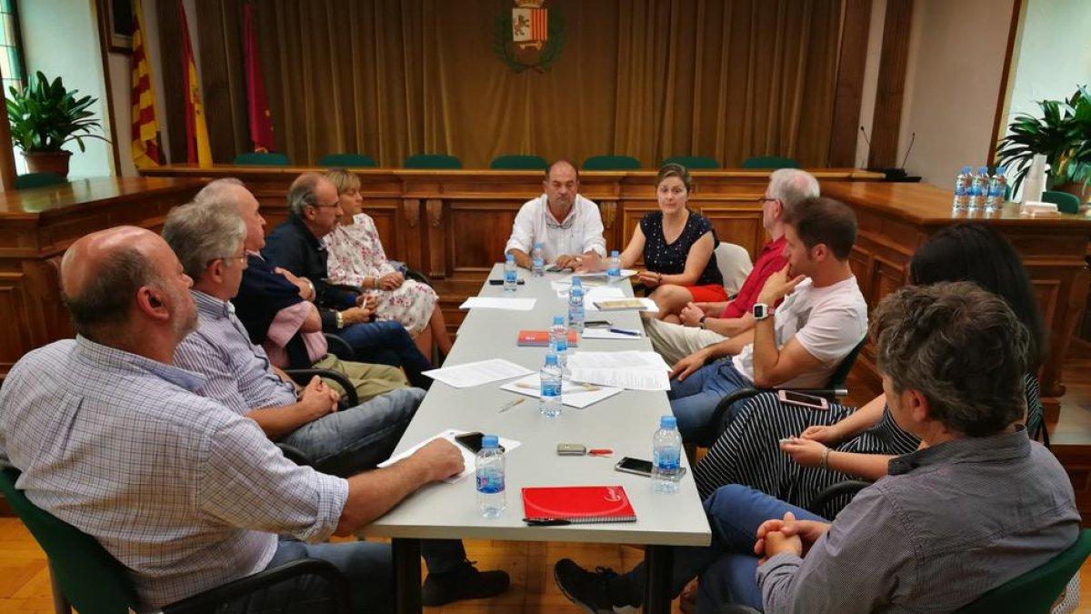 Imagen de la primera reunión del Consell de la Vila de Vielha.