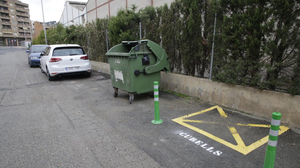 Imagen de uno de los espacios que se han habilitado en Almenar para depositar los cubos de basura.