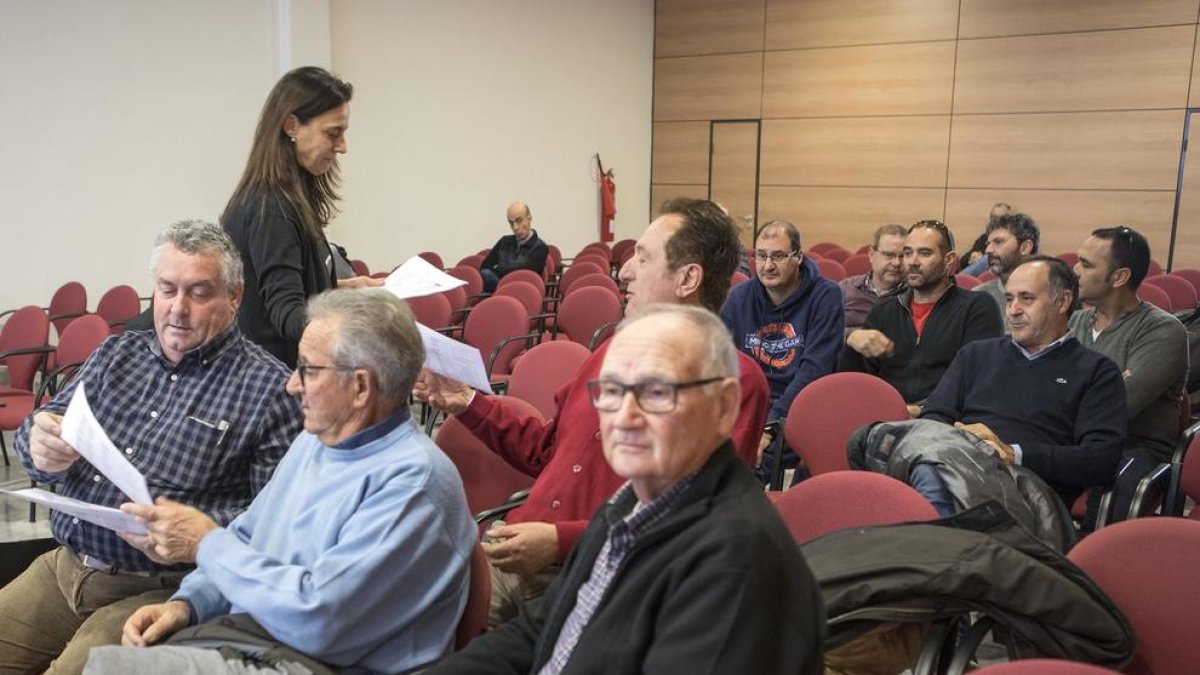 La junta de regantes celebrada ayer en Tàrrega en la que participaron una treintena de representantes.