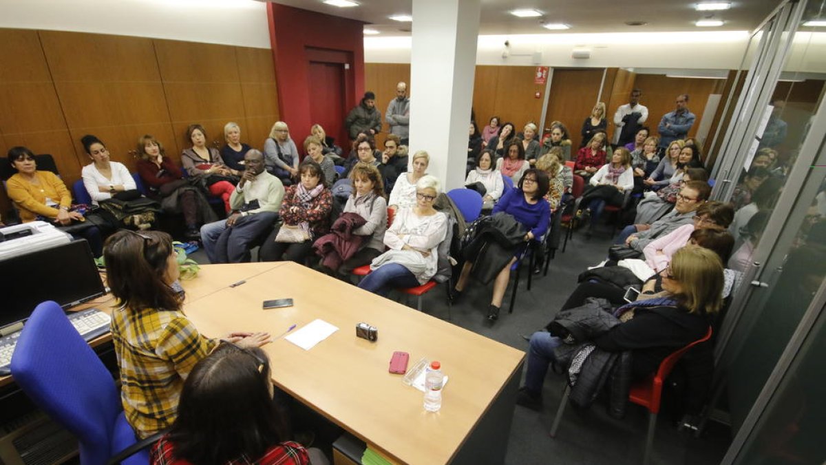 Un momento de la asamblea informativa de CCOO ayer en Lleida sobre el sector de la limpieza.