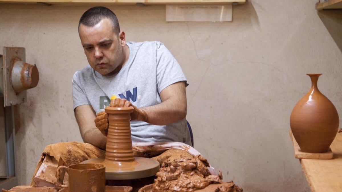 El artesano ceramista que ofreció una jornada de puertas abiertas en su talle de Verdú.
