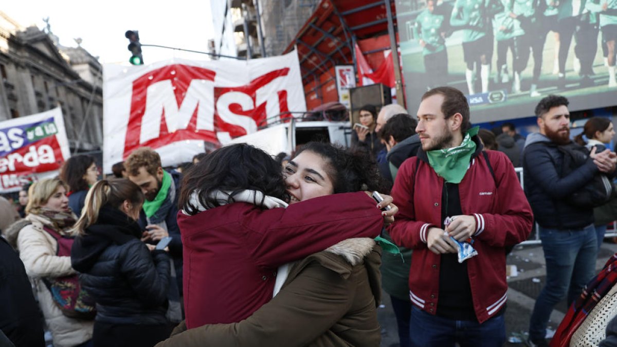 Milers de persones van celebrar a l’Argentina l’aprovació de la despenalització de l’avortament.