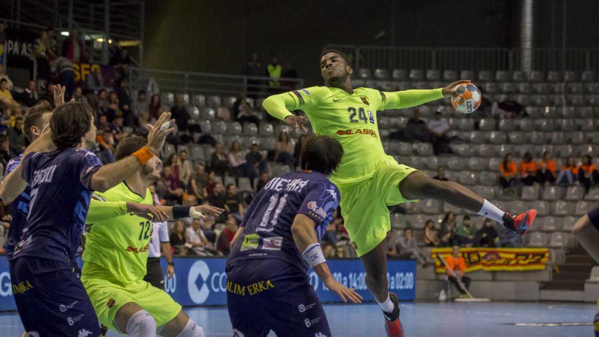El francès Dika Mem s’aixeca per sobre de Federico Vieyra per llançar a porteria.