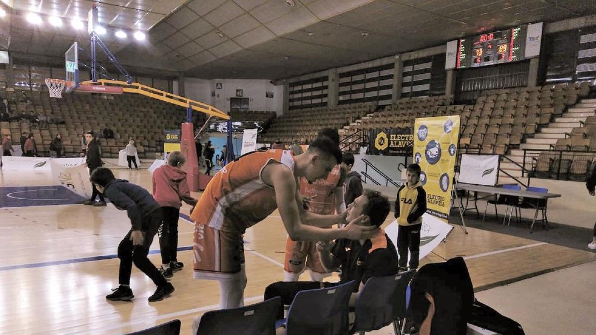 Fernando Sierra, en el banquillo ya lesionado, recibe los ánimos de Dedovic y Robinson, del Araberri.