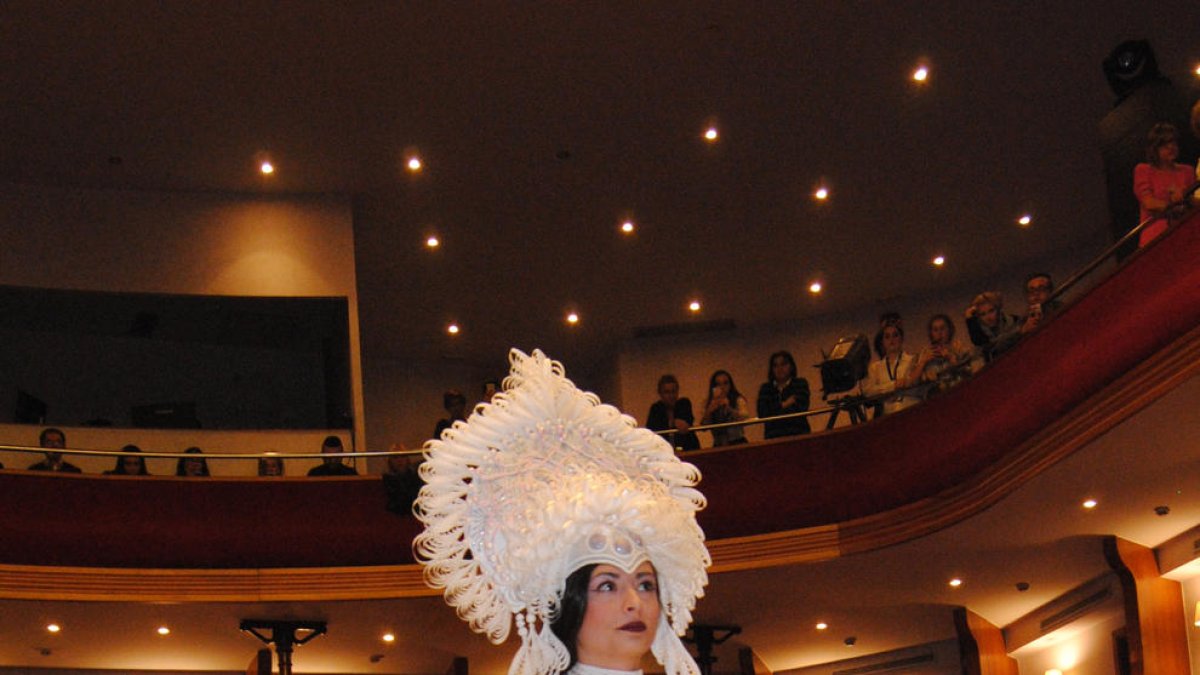 El vestit dissenyat pels alumnes de segon curs del cicle de Moda de l’Institut Guindàvols.