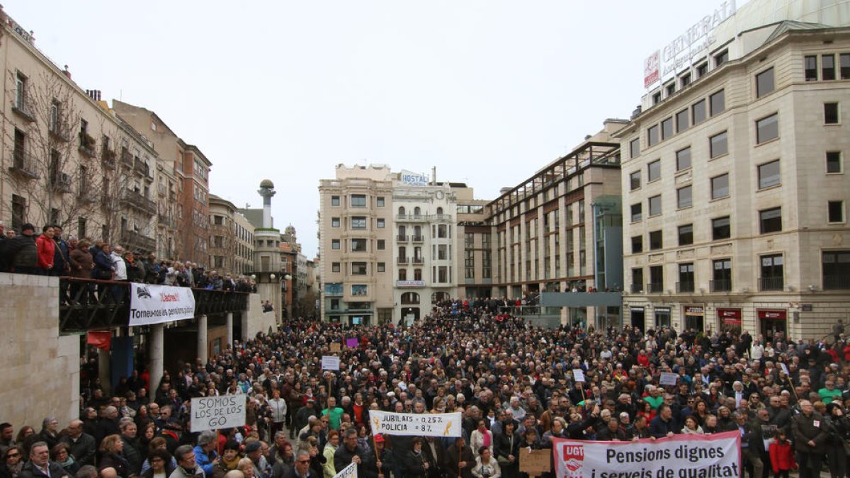Manifestación de pensionistas en la Plaza Sant Joan de Lleida, el pasado 17 de marzo.
