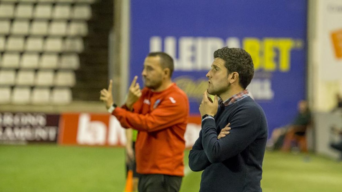 Gerard Albadalejo, en primer terme, durant el partit de diumenge passat davant de l’Alcoià.