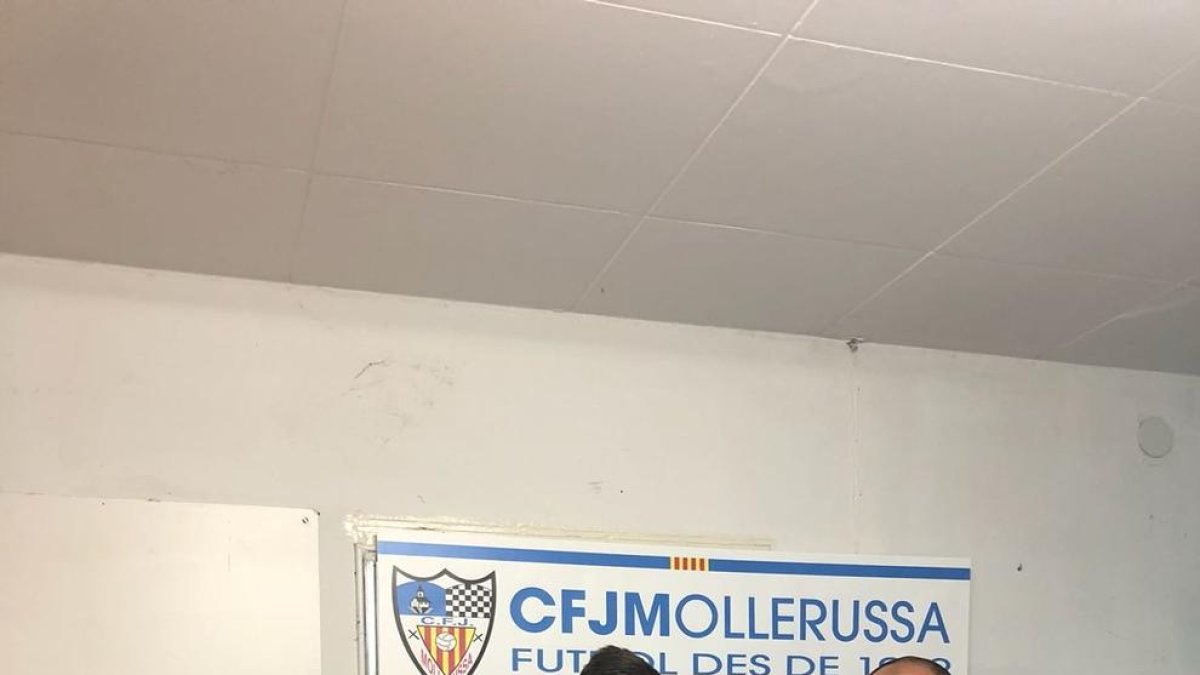 Raya, entre el presidente Robert Ortega y el técnico, Turull.