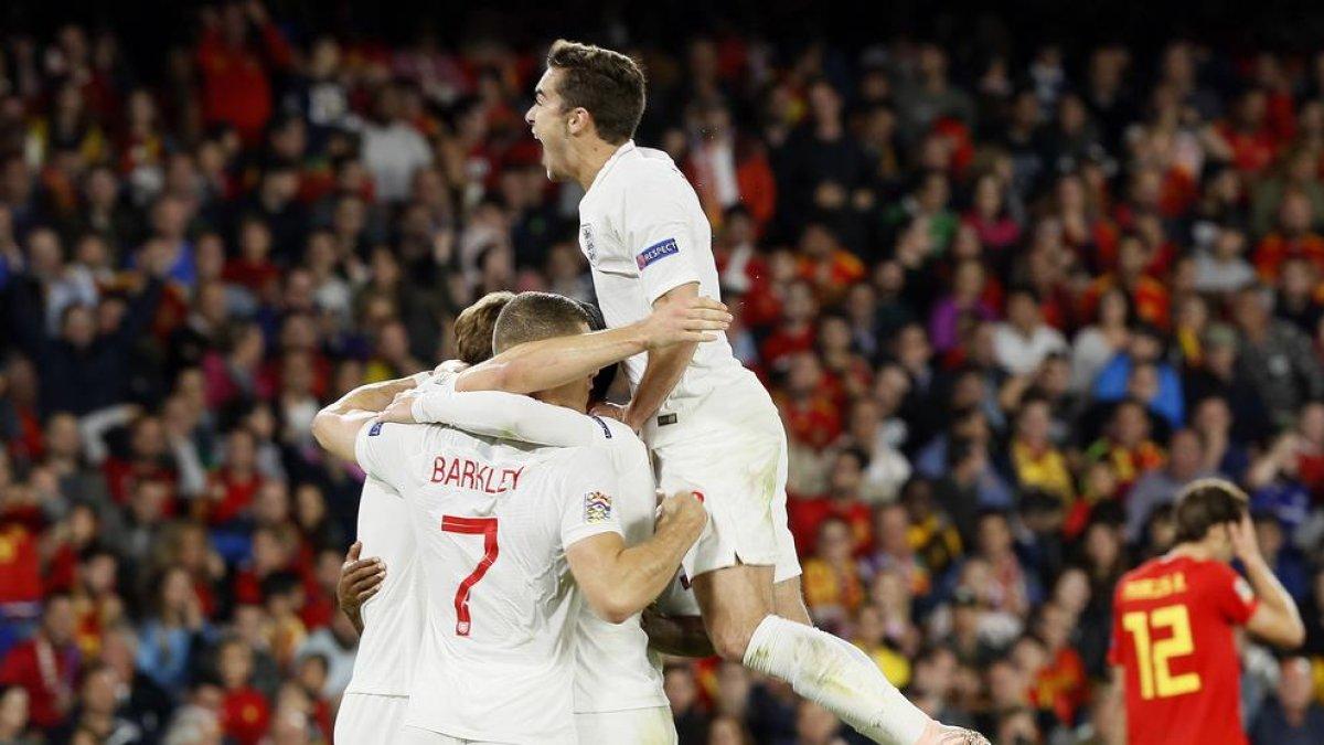 Strling celebra el seu segon gol, que suposava el 0-3 a favor d’Anglaterra.