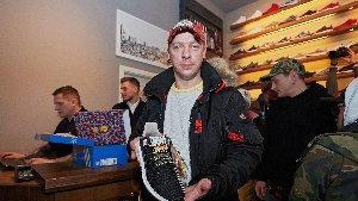 Colas en Berlín para comprar unas zapatillas que sirven como abono de transporte