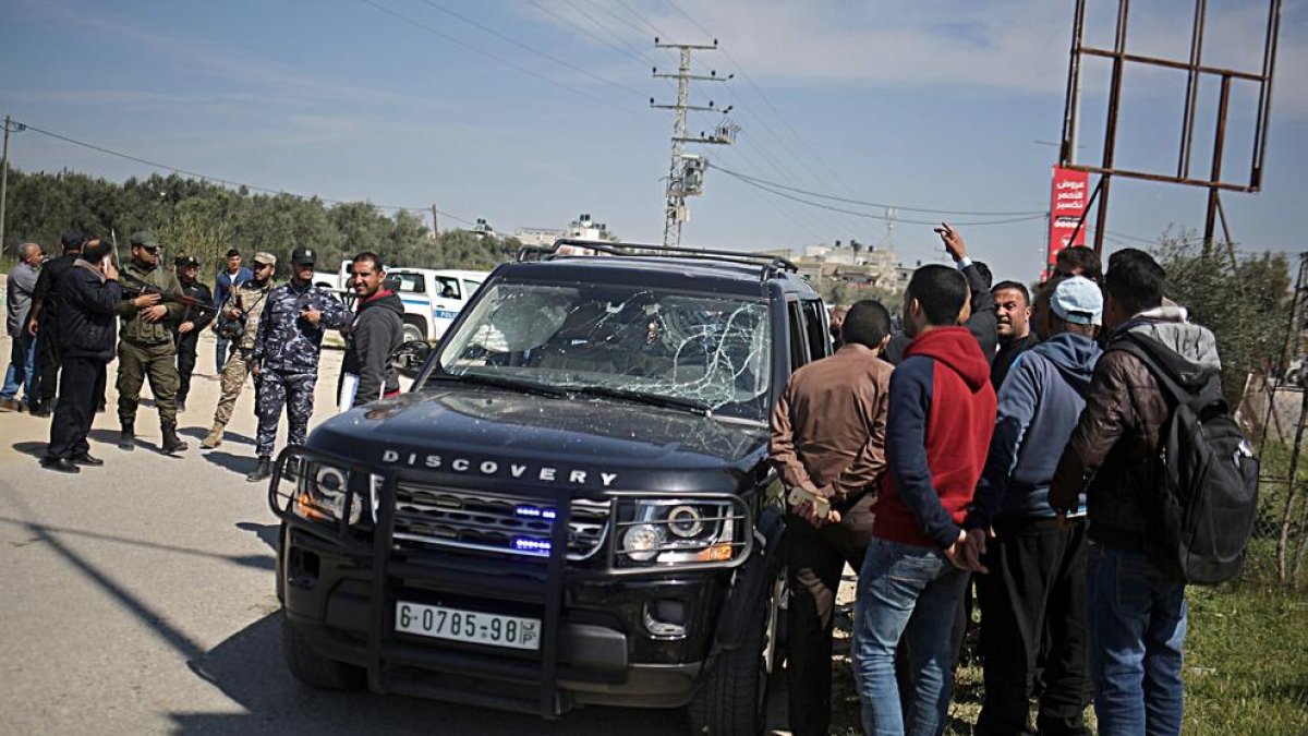 Agentes de seguridad palestinos inspeccionan el convoy.