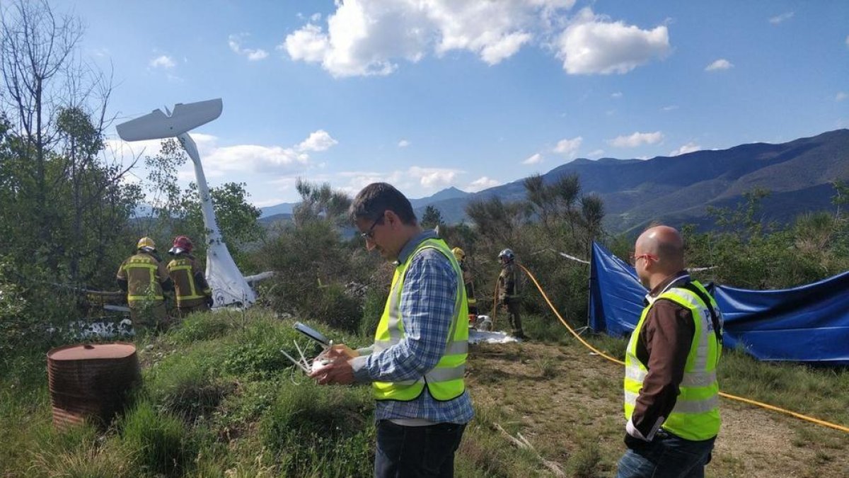 Dos muertos al estrellarse un ultraligero en la Seu